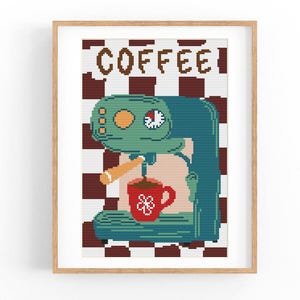 Puede incluir: Obra de arte en punto de cruz enmarcada que representa una cafetera turquesa y una taza roja. La palabra "COFFEE" está bordada en marrón encima de la máquina, sobre un fondo a cuadros marrón y blanco.