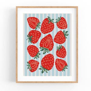 Könnte beinhalten: Gerahmter Druck mit einem Muster aus roten Erdbeeren mit grünen Stielen und Blättern auf einem hellblau-weiß gestreiften Hintergrund. Die Erdbeeren sind ganz und geschnitten.