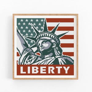 Peut inclure: Une impression encadrée représentant la Statue de la Liberté dans un style pixelisé, sur fond du drapeau américain. Le mot "LIBERTY" est affiché en rouge en bas. L'œuvre utilise des tons verts, gris et rouges, créant un visuel saisissant.