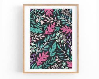 Könnte beinhalten: Ein gerahmter Druck mit einem lebendigen Blumenmuster. Das Design zeigt einen dunklen Hintergrund mit einem sich wiederholenden Muster aus Blättern und Blumen in den Farbtönen Türkis, Rosa, Weiß und Lila. Das Kunstwerk ist in einem hellbraunen Holzrahmen eingefasst.