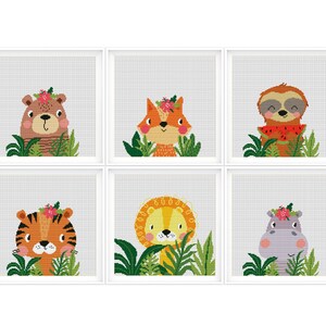 Può includere: Sei illustrazioni incorniciate di animali della giungla con fasce floreali. Gli animali sono un orso, una volpe, un bradipo, una tigre, un leone e un ippopotamo. Ogni animale è circondato da foglie verdi.