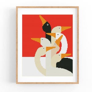 Könnte beinhalten: Eine gerahmte Illustration von fünf weißen Gänsen mit orangefarbenen Schnäbeln und schwarzen Augen, die übereinander gestapelt sind. Die Gänse befinden sich vor einem roten Hintergrund.