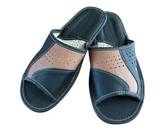 Pantuflas de hombre de cuero genuino hechas a mano: Zapatos de casa con puntera abierta y acabado pulido.