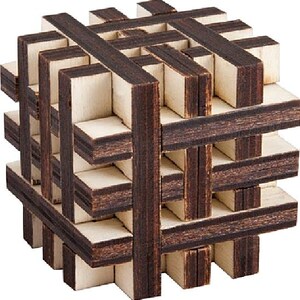 Op de afbeelding: Een houten puzzelkubus met een complex ontwerp. De kubus is gemaakt van meerdere stukken hout die in elkaar grijpen. Het hout is lichtbruin van kleur met donkerbruine accenten.