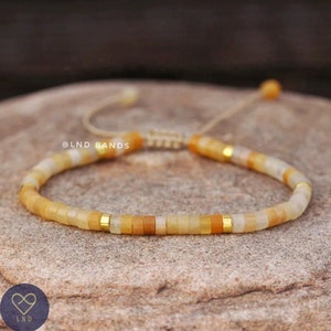 Gelbes Jade Schmuckarmband, verstellbares 4 mm Perlenarmband mit vergoldeten Perlen, Minimalist Armband, Naturstein Armband