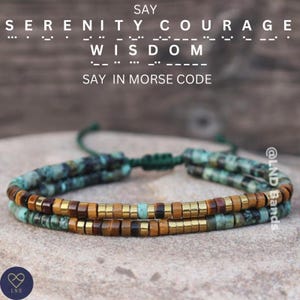 Könnte beinhalten: Ein zweireihiges Perlenarmband mit türkisfarbenen, braunen und goldenen Perlen. Das Armband ist mit einer grünen Kordel verstellbar. Der Text oben lautet "SAY SERENITY COURAGE WISDOM SAY IN MORSE CODE". Ein Schmuckstück.
