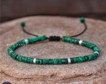 Bracelet de perles réglable fin malachite, bracelet bohème minimaliste, bracelet délicat, pierre précieuse tibétaine, perles synthétiques de malachite