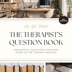 Puede incluir: Una portada de libro con el título "The Therapist's Question Book" y el lema "Thoughtful questions for every stage of the therapy process". La portada presenta un escritorio de madera clara con una computadora, una lámpara y una silla. También hay plantas y libros en los estantes.
