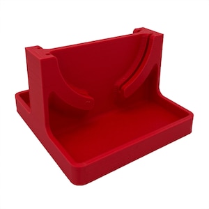 Pu&ograve; includere: Un supporto rosso stampato in 3D con due supporti curvi e una base quadrata. Il supporto &egrave; progettato per contenere un oggetto rotondo.