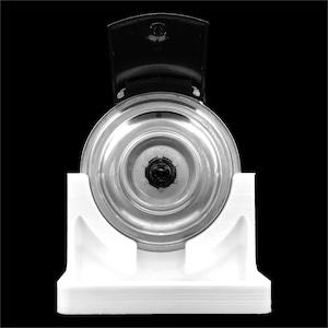 Pu&ograve; includere: Una base in plastica bianca con un accessorio per frullatore argentato. Il frullatore ha un coperchio nero e una lama argentata.