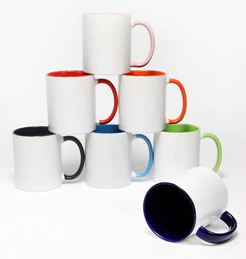 Puede incluir: Un conjunto de ocho tazas de cer&aacute;mica blanca con bordes y asas de colores. Las tazas est&aacute;n dispuestas en forma de pir&aacute;mide, con la taza superior con un borde y asa de color rosa, la segunda taza con un borde y asa de color naranja, la tercera taza con un borde y asa de color rojo, la cuarta taza con un borde y asa de color azul, la quinta taza con un borde y asa de color verde, la sexta taza con un borde y asa de color negro, y la s&eacute;ptima taza con un borde y asa de color azul. La octava taza est&aacute; tumbada de lado con un borde y asa de color azul.