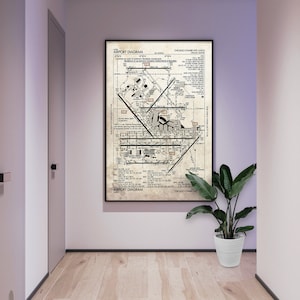 Pode incluir: Impress&atilde;o de diagrama de aeroporto de estilo vintage do Aeroporto Internacional O'Hare de Chicago (ORD) com marcas de pistas e pistas de taxi, n&uacute;meros de pistas de taxi e instala&ccedil;&otilde;es aeroportu&aacute;rias. A impress&atilde;o &eacute; em preto e branco com fundo bege.