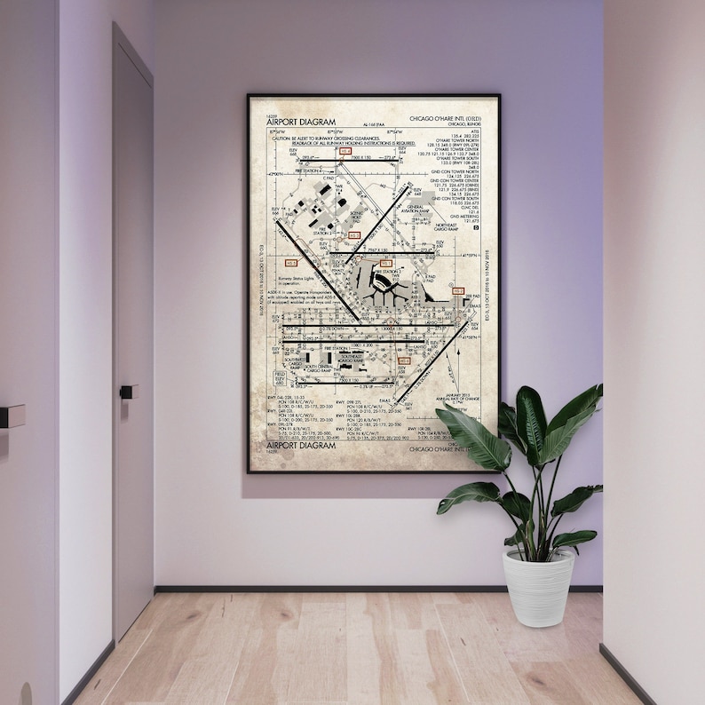 Pode incluir: Impress&atilde;o de diagrama de aeroporto de estilo vintage do Aeroporto Internacional O'Hare de Chicago (ORD) com marcas de pistas e pistas de taxi, n&uacute;meros de pistas de taxi e instala&ccedil;&otilde;es aeroportu&aacute;rias. A impress&atilde;o &eacute; em preto e branco com fundo bege.