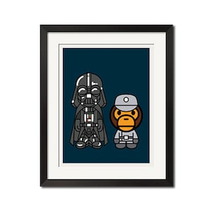 Könnte beinhalten: Eine Schwarzweißillustration von Darth Vader und einem Affen, der einen weißen Hut und eine graue Uniform trägt. Der Hintergrund ist dunkelblau.