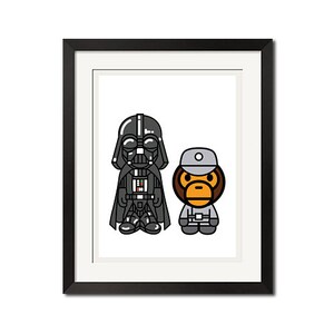 Könnte beinhalten: Ein schwarzer gerahmter Druck mit einer Cartoon-Illustration von Darth Vader und einem Stormtrooper aus Star Wars, beide im Stil einer beliebten japanischen Spielzeugmarke.