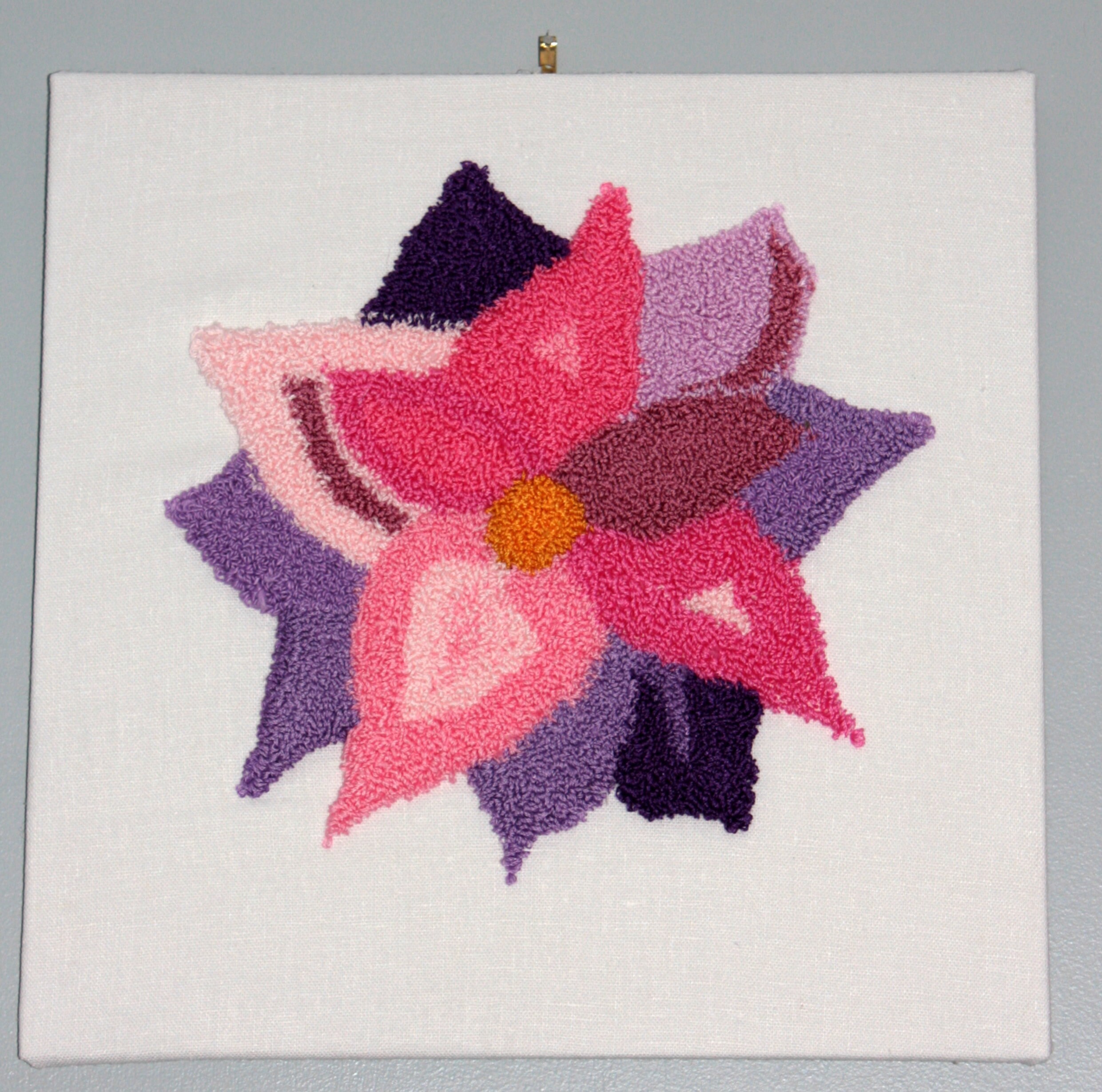 Tableau Broderie Originale Fleur de Lotus sur Toile Lin Fait Main Modèle Unique
