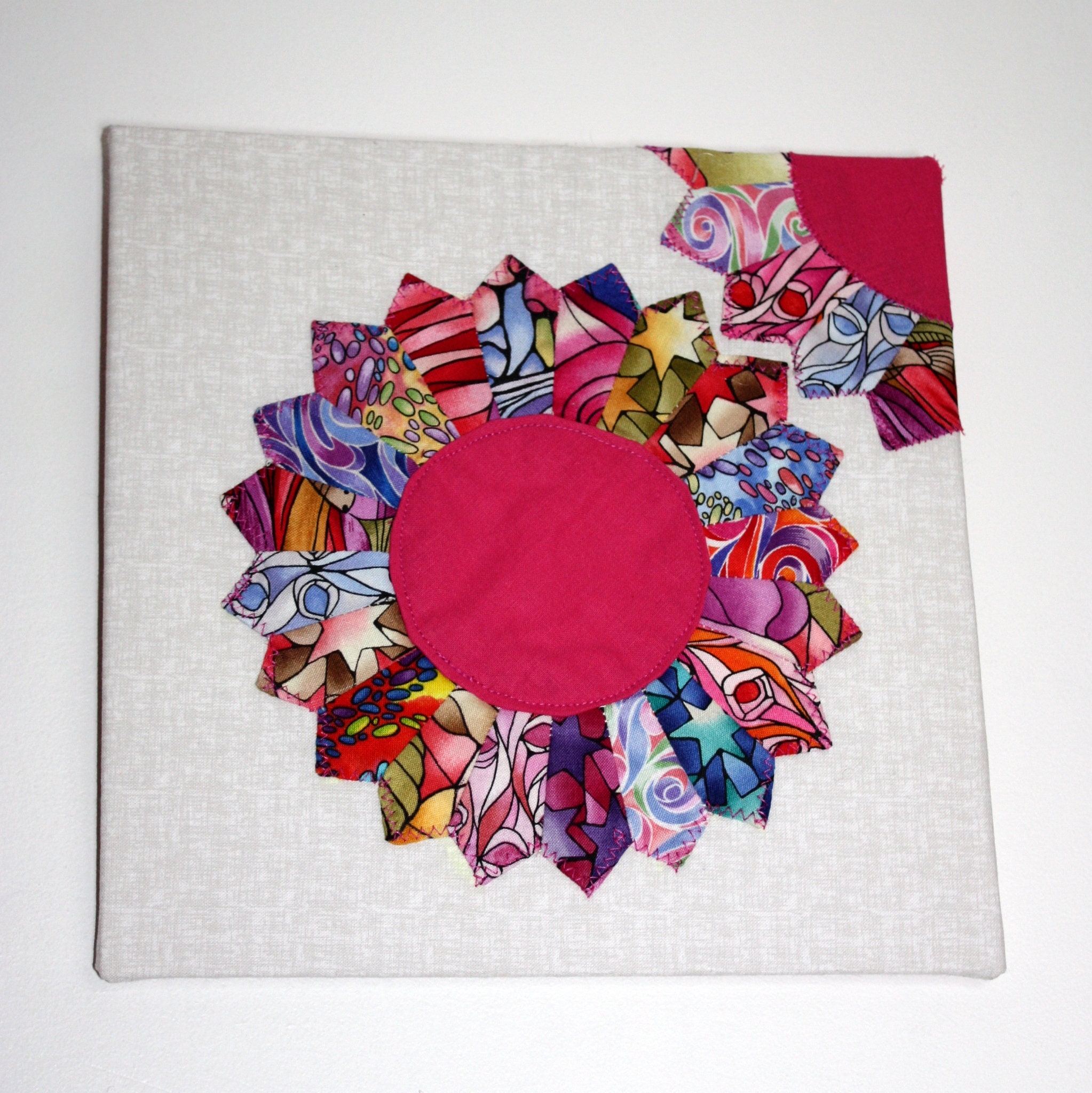 Tableau Patchwork Moderne Fleurs Doubles Multicolores Pour Méditation Fait Main Par Artiste Artisan
