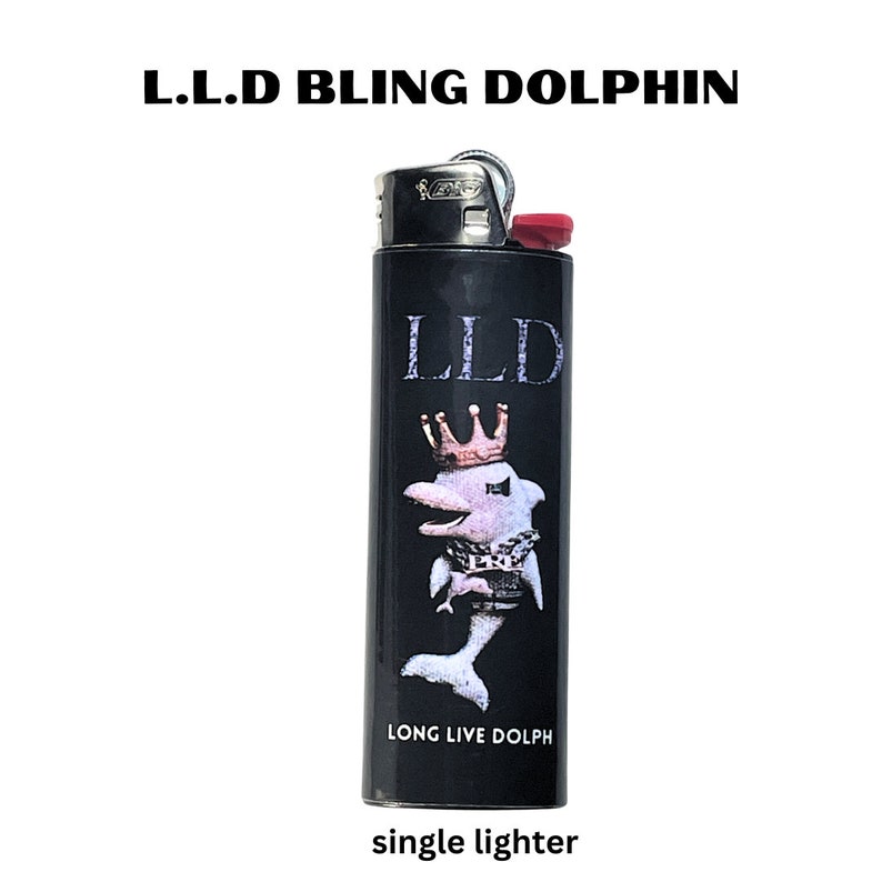K&ouml;nnte beinhalten: Schwarzer Feuerzeug mit einer Grafik eines Delfins, der eine Krone und eine Kette tr&auml;gt. Der Text "LLD" und "LONG LIVE DOLPH" ist auf dem Feuerzeug aufgedruckt.