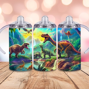 Pode incluir: Três copos com ilustrações de dinossauros. Cada copo apresenta uma cena de dinossauros diferente com cores vibrantes, incluindo cachoeiras, vegetação exuberante e várias espécies de dinossauros. Os copos têm alças e tampas transparentes.