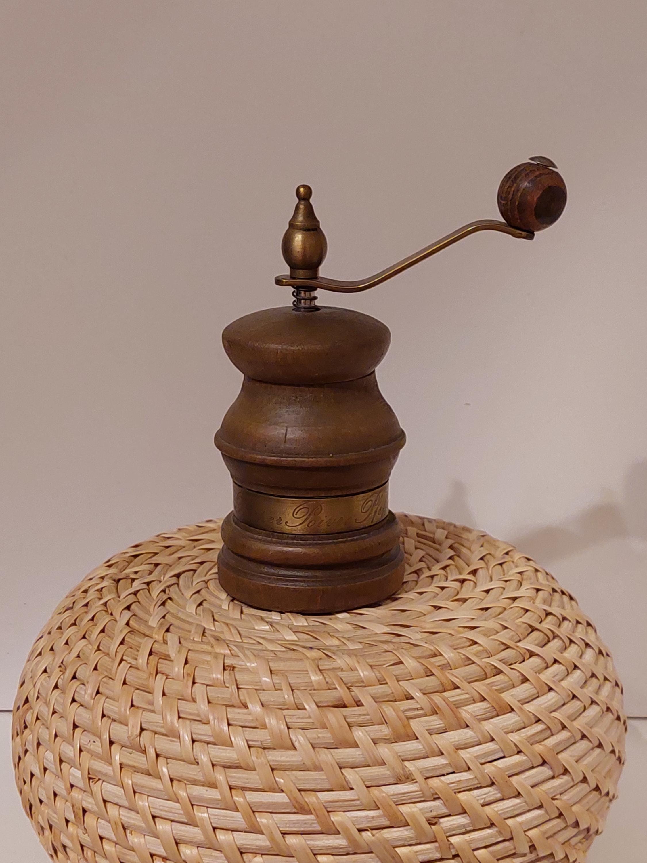 ANCIEN PETIT Moulin A Poivre En Laiton Afrique Du Nord Collection