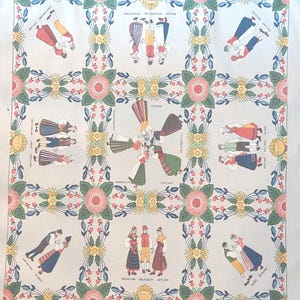 Könnte beinhalten: Ein helles Textil mit einem sich wiederholenden Muster aus floralen Designs und Illustrationen von Menschen in traditioneller Kleidung. Die Illustrationen sind von floralen Bordüren umrahmt und enthalten Textbeschriftungen. Das Textil hat eine Vintage-Ästhetik.