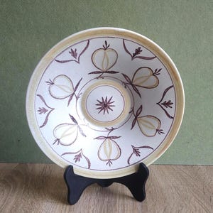 Könnte beinhalten: Ein Set aus drei Keramikbechern mit gesprenkelter, matter Oberfläche. Die Becher sind in den Farbtönen Creme, Hellgrau und Dunkelgrau gehalten. Jeder Becher hat ein schlichtes, minimalistisches Design und einen abgerundeten Henkel.