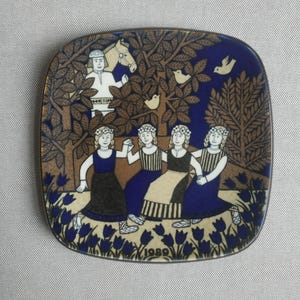 Arabia Kalevala 1989 wall hanging , design by Raija Uosikkinen, collectible art plate
