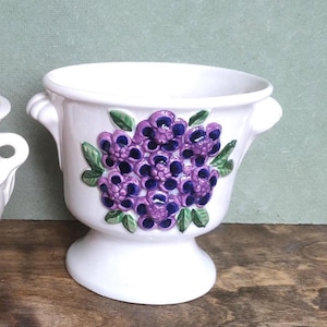 Vaso de cerâmica com flores roxas, Rosa Ljung, decoração vintage da Suécia