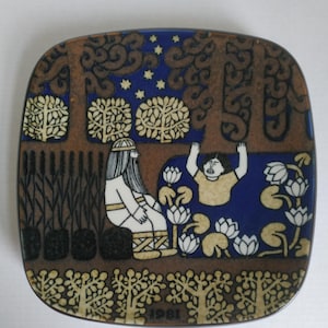 Arabia Kalevala 1981 wall hanging,design by Raija Uosikkinen,collectible art plate