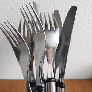 Könnte beinhalten: Rustikales Holzschild mit dem Text "Welcome to our home" in weißer Schrift. Das Schild hat eine Used-Optik und ein schlichtes, einladendes Design, ideal für eine Veranda oder einen Eingangsbereich.