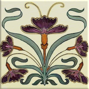 Puede incluir: Azulejo cuadrado con un diseño floral estilizado. La obra de arte presenta una flor central púrpura con un tallo naranja, rodeada de hojas verdes y flores púrpuras más pequeñas. El fondo es crema y el diseño tiene detalles dorados.