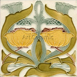 Può includere: Piastrella quadrata in ceramica con un motivo floreale. La piastrella presenta due fiori gialli con accenti marroni, circondati da foglie e steli verdi e grigi. Il testo "Art Ceramic" è visibile sulla piastrella.