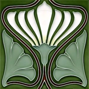 Puede incluir: Azulejo cerámico cuadrado con un diseño floral simétrico. El azulejo presenta un fondo verde oscuro con una forma blanca central y elementos verdes en forma de hojas. Líneas rojas oscuras y blancas delinean el diseño.
