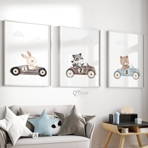 男の子の保育園のプリント、ビンテージのレーシングカー、森の動物、プレイルームの車の輸送の壁アート、ミニマリストのベビールームの装飾、デジタルダウンロード