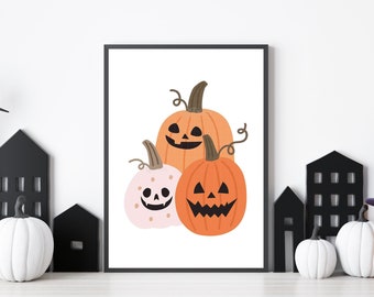 Puede incluir: Una impresión de arte imprimible con tres calabazas naranja y blancas en forma de jack-o'-lantern con diferentes expresiones faciales. Las calabazas están dispuestas en forma de triángulo, con la calabaza más grande en la parte superior.