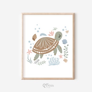 Puede incluir: Una tortuga marr&oacute;n y verde con un caparaz&oacute;n blanco y un ojo cerrado nada en una escena submarina azul y verde con coral, estrellas de mar y conchas.