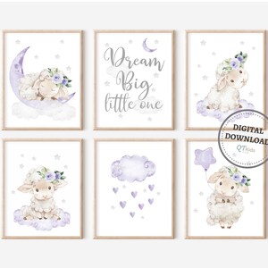 Op de afbeelding: Set van zes aquarelprints met een schattig lammetje met een paarse bloemenkrans. De prints bevatten een lammetje dat slaapt op een halve maan, een lammetje dat een paarse ballon vasthoudt, een lammetje dat op een wolk zit en een print met de tekst "Dream Big Little One".