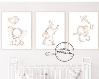 Op de afbeelding: Drie aquarel illustraties van olifanten met verschillende thema's. De eerste olifant houdt ballonnen vast, de tweede olifant heeft een muis op zijn rug en de derde olifant laat een vlieger vliegen met een muis.