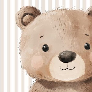 Puede incluir: Ilustraci&oacute;n en acuarela de la cara de un oso de peluche, con una paleta de colores marr&oacute;n y beige. El oso tiene una nariz negra, ojos negros peque&ntilde;os y mejillas rosadas. El fondo tiene rayas verticales beige.