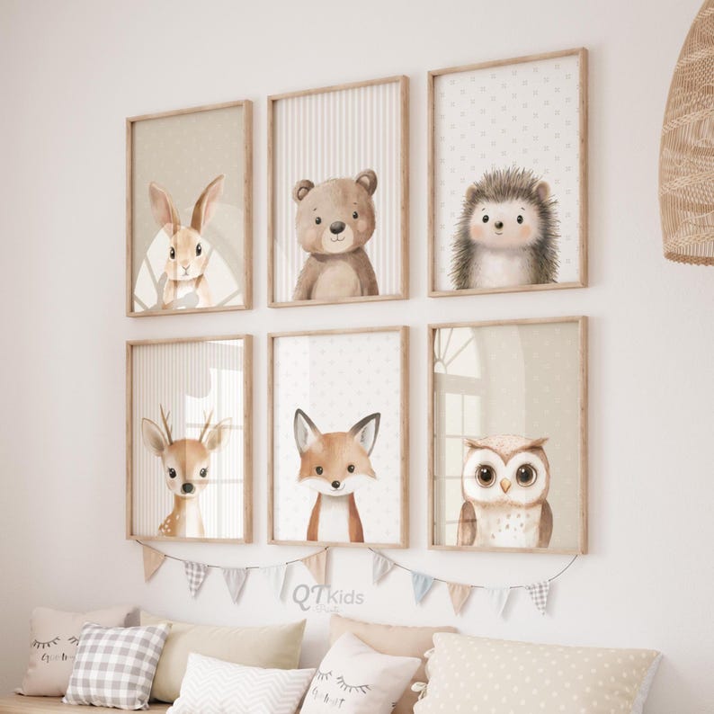 Puede incluir: Conjunto de seis l&aacute;minas enmarcadas con animales: conejo, oso, erizo, ciervo, zorro y b&uacute;ho. Cada l&aacute;mina tiene un fondo claro con patrones y est&aacute; enmarcada en madera clara. Ideal para la decoraci&oacute;n de una habitaci&oacute;n infantil.