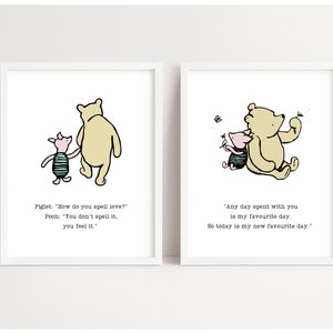 Puede incluir: Dos impresiones de arte imprimibles con Winnie de Pooh y Piglet. La primera impresi&oacute;n muestra a Pooh y Piglet caminando juntos con la cita "Piglet: '&iquest;C&oacute;mo se escribe amor?' Pooh: 'No se escribe, se siente.'" La segunda impresi&oacute;n muestra a Pooh y Piglet sentados juntos con la cita "'Cualquier d&iacute;a que paso contigo es mi d&iacute;a favorito. As&iacute; que hoy es mi nuevo d&iacute;a favorito.'"