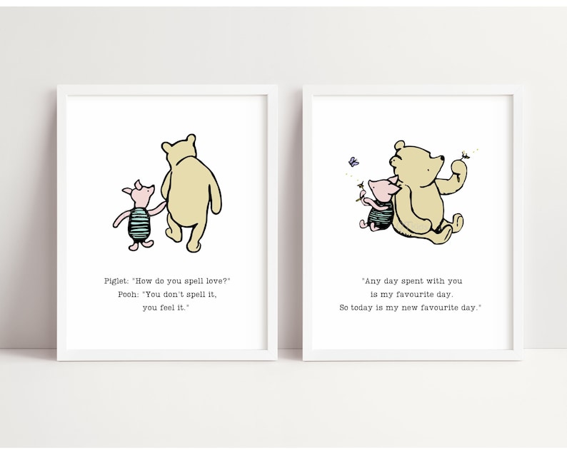 Puede incluir: Dos impresiones de arte imprimibles con Winnie de Pooh y Piglet. La primera impresi&oacute;n muestra a Pooh y Piglet caminando juntos con la cita "Piglet: '&iquest;C&oacute;mo se escribe amor?' Pooh: 'No se escribe, se siente.'" La segunda impresi&oacute;n muestra a Pooh y Piglet sentados juntos con la cita "'Cualquier d&iacute;a que paso contigo es mi d&iacute;a favorito. As&iacute; que hoy es mi nuevo d&iacute;a favorito.'"