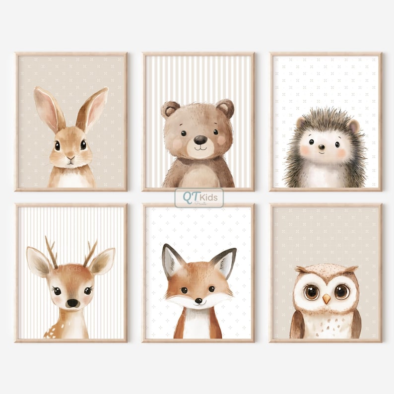 Puede incluir: Seis cuadros enmarcados con acuarelas de animales del bosque: un conejo, un oso, un erizo, un ciervo, un zorro y un b&uacute;ho. Cada animal est&aacute; representado con colores suaves y una expresi&oacute;n amable, sobre fondos estampados.