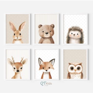 Puede incluir: Seis l&aacute;minas enmarcadas con ilustraciones de acuarela de animales del bosque: un conejo, un oso, un erizo, un ciervo, un zorro y un b&uacute;ho. Cada l&aacute;mina tiene un fondo neutro y un marco blanco. Adecuado para una habitaci&oacute;n infantil.