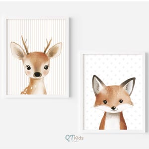 Puede incluir: Dos impresiones art&iacute;sticas enmarcadas con animales del bosque. Una impresi&oacute;n muestra un ciervo con pelaje marr&oacute;n y cornamenta sobre un fondo a rayas. La otra impresi&oacute;n muestra un zorro con pelaje naranja y un fondo punteado.