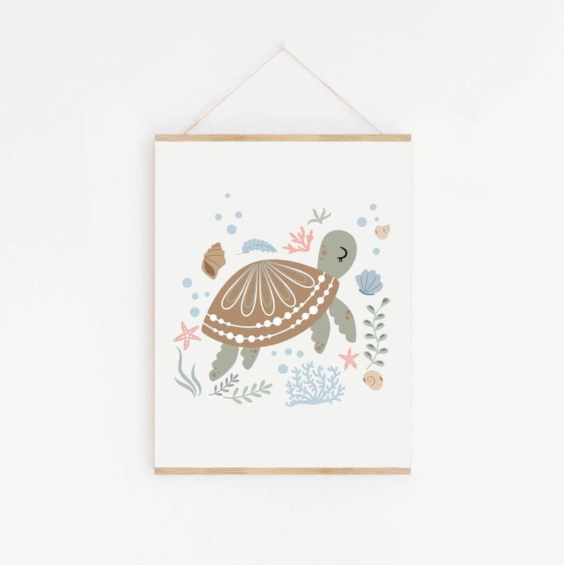 Puede incluir: Una tortuga marr&oacute;n y verde con un caparaz&oacute;n decorado con puntos blancos nada en una escena submarina azul y verde. La tortuga est&aacute; rodeada de coral, algas y conchas.