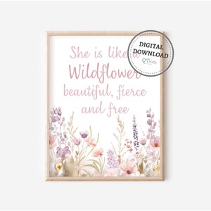 Peut inclure: Téléchargement numérique imprimable d'une illustration florale rose et violette avec le texte "She is like a Wildflower, beautiful, fierce and free".