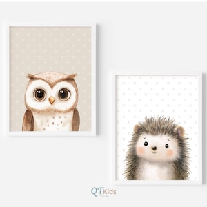 Puede incluir: Dos impresiones art&iacute;sticas enmarcadas con animales del bosque. Una impresi&oacute;n muestra un b&uacute;ho marr&oacute;n y blanco con ojos grandes sobre un fondo beige punteado. La otra impresi&oacute;n muestra un erizo con una cara sonriente sobre un fondo blanco punteado.
