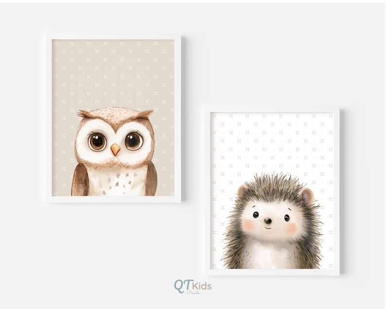 Puede incluir: Dos impresiones art&iacute;sticas enmarcadas con animales del bosque. Una impresi&oacute;n muestra un b&uacute;ho marr&oacute;n y blanco con ojos grandes sobre un fondo beige punteado. La otra impresi&oacute;n muestra un erizo con una cara sonriente sobre un fondo blanco punteado.