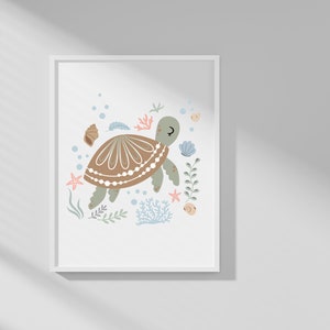 Puede incluir: Una ilustraci&oacute;n enmarcada de una tortuga marr&oacute;n nadando en agua azul con coral, estrellas de mar y conchas. La tortuga tiene un ojo cerrado y una peque&ntilde;a sonrisa.